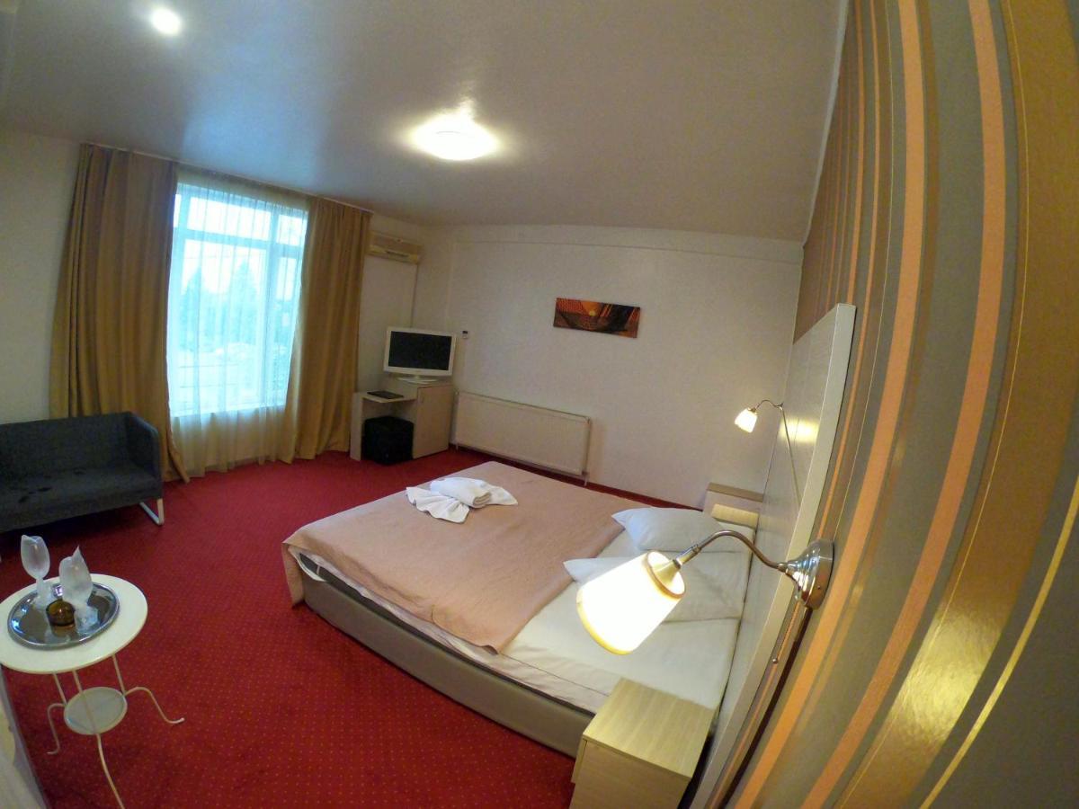 Hotel Mon Caprice Bukarest Exterior foto