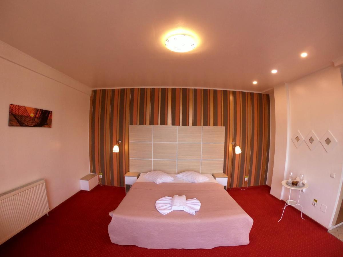 Hotel Mon Caprice Bukarest Exterior foto