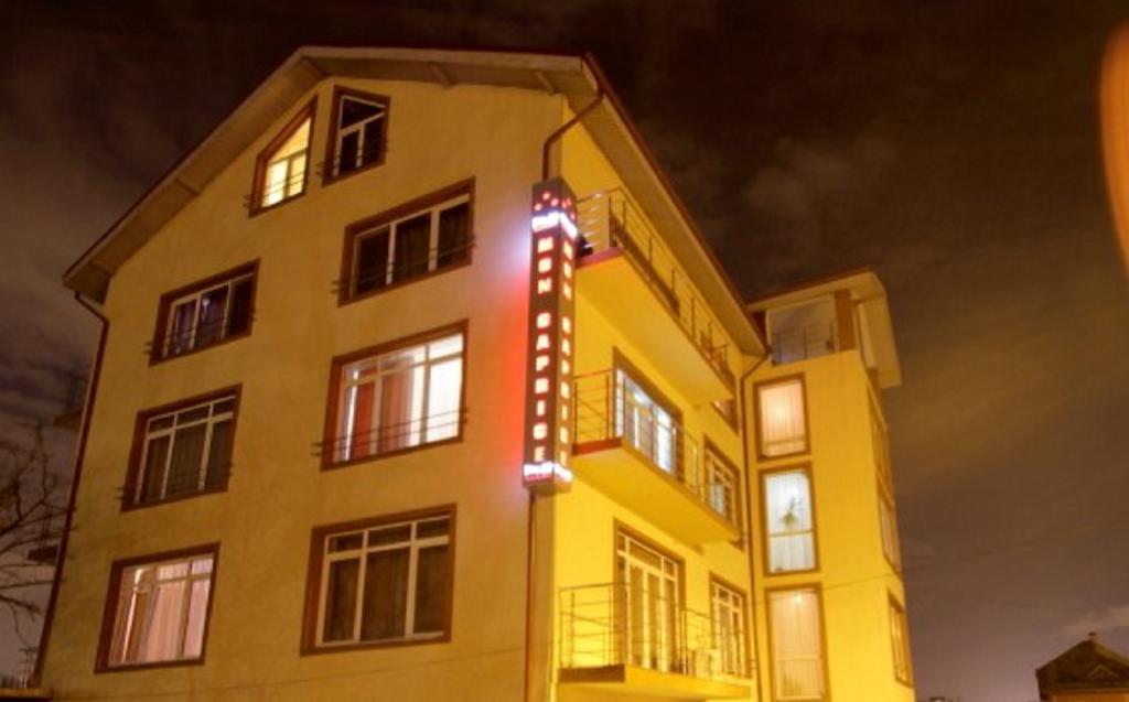 Hotel Mon Caprice Bukarest Exterior foto
